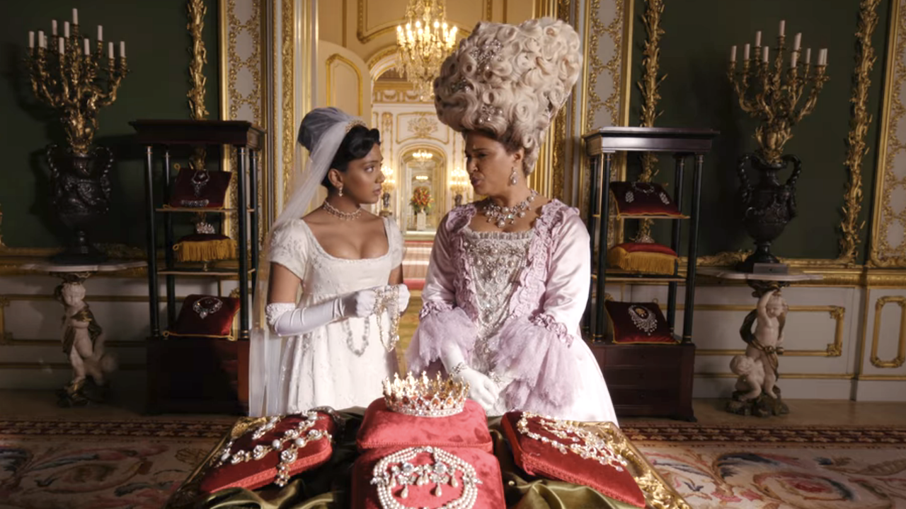 Edwina y la reina Charlotte hablan en la temporada 2 de Bridgerton