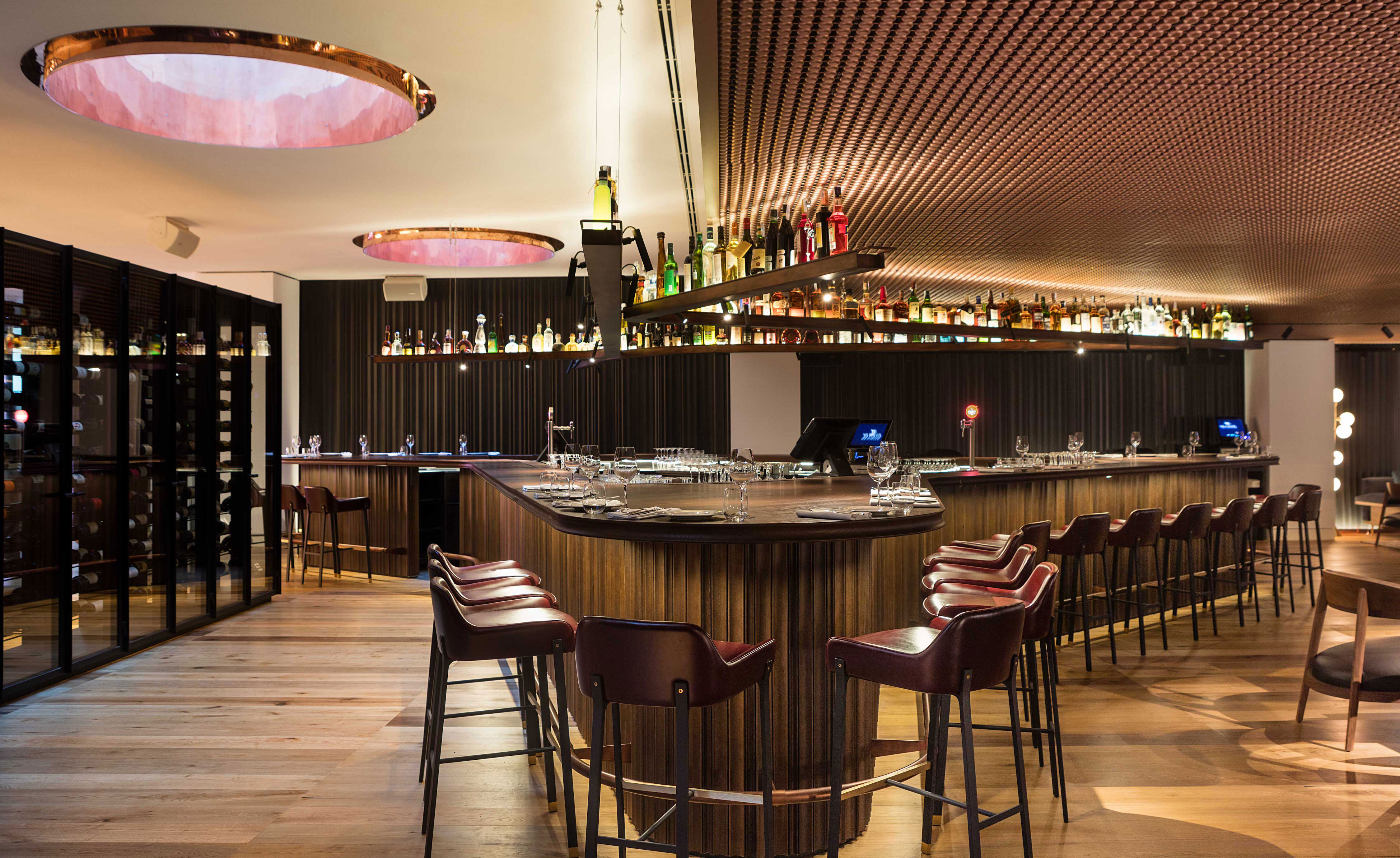 Bar & dining area
