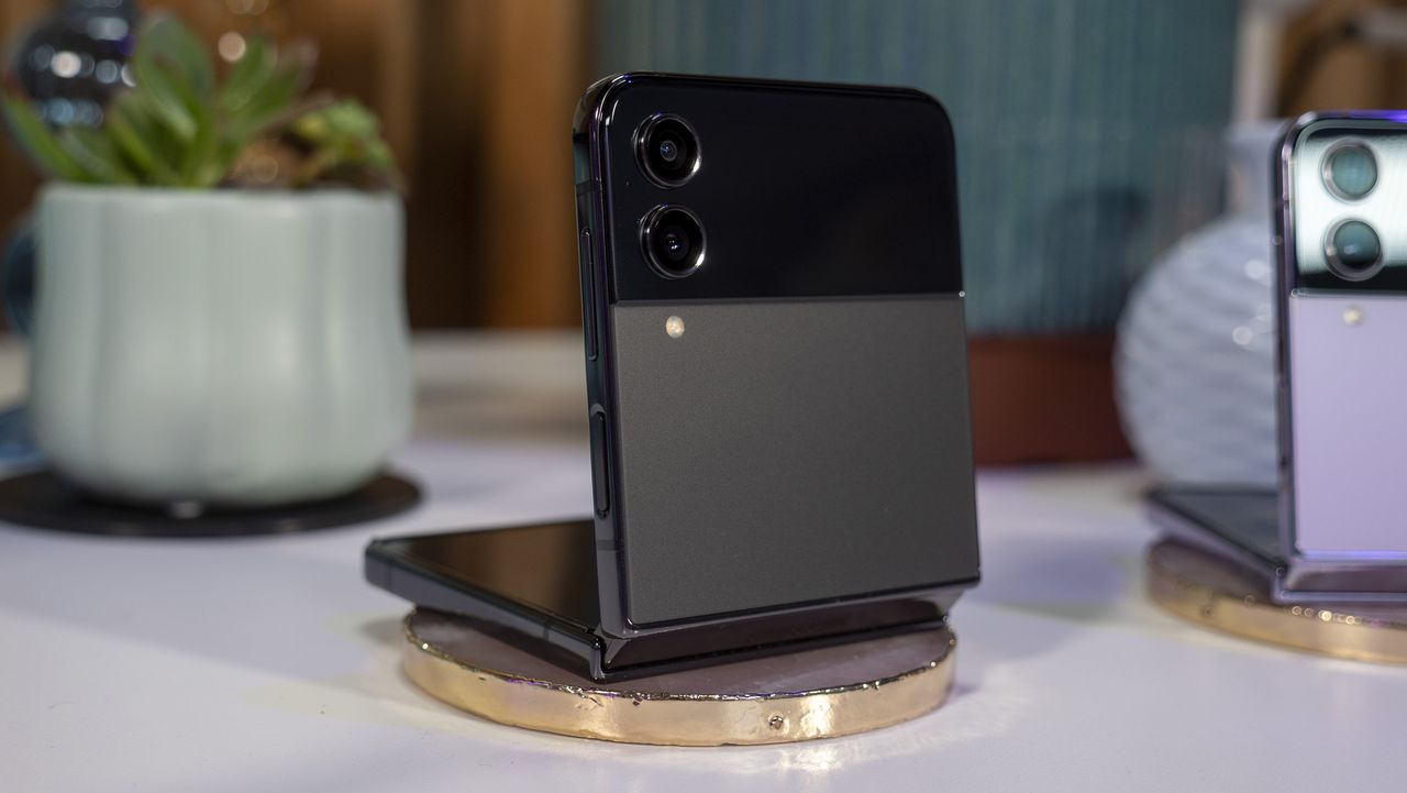 Samsung Galaxy Z Flip 4 Graphite colorway