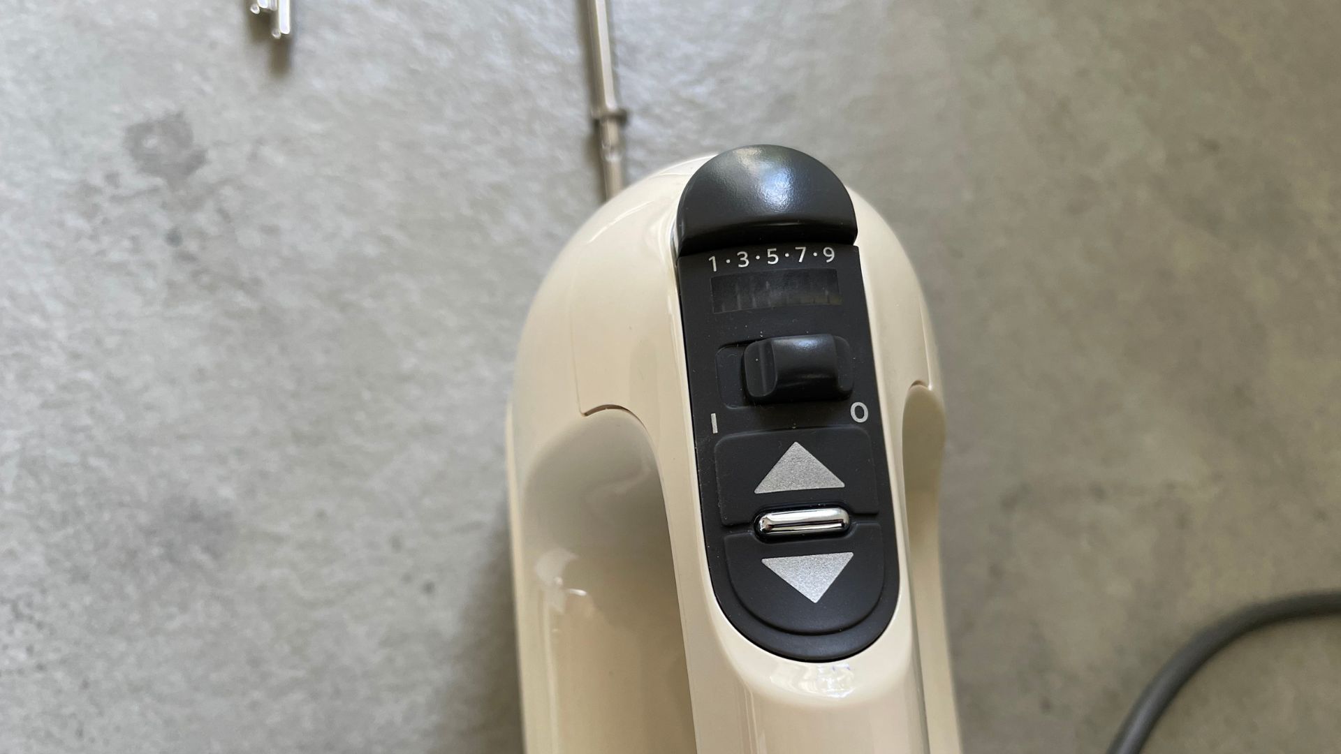 Controls on the KitchenAid Hand Mixer
