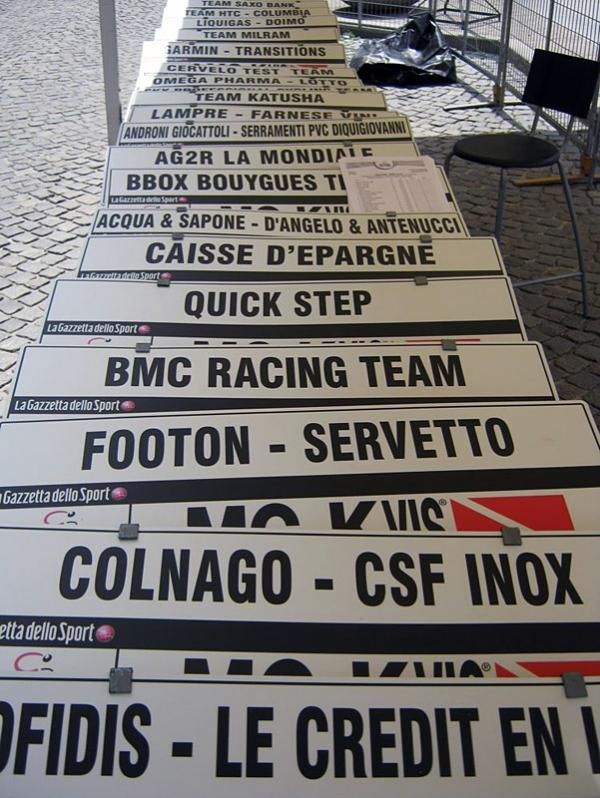 Placards for team cars are positioned in start order.