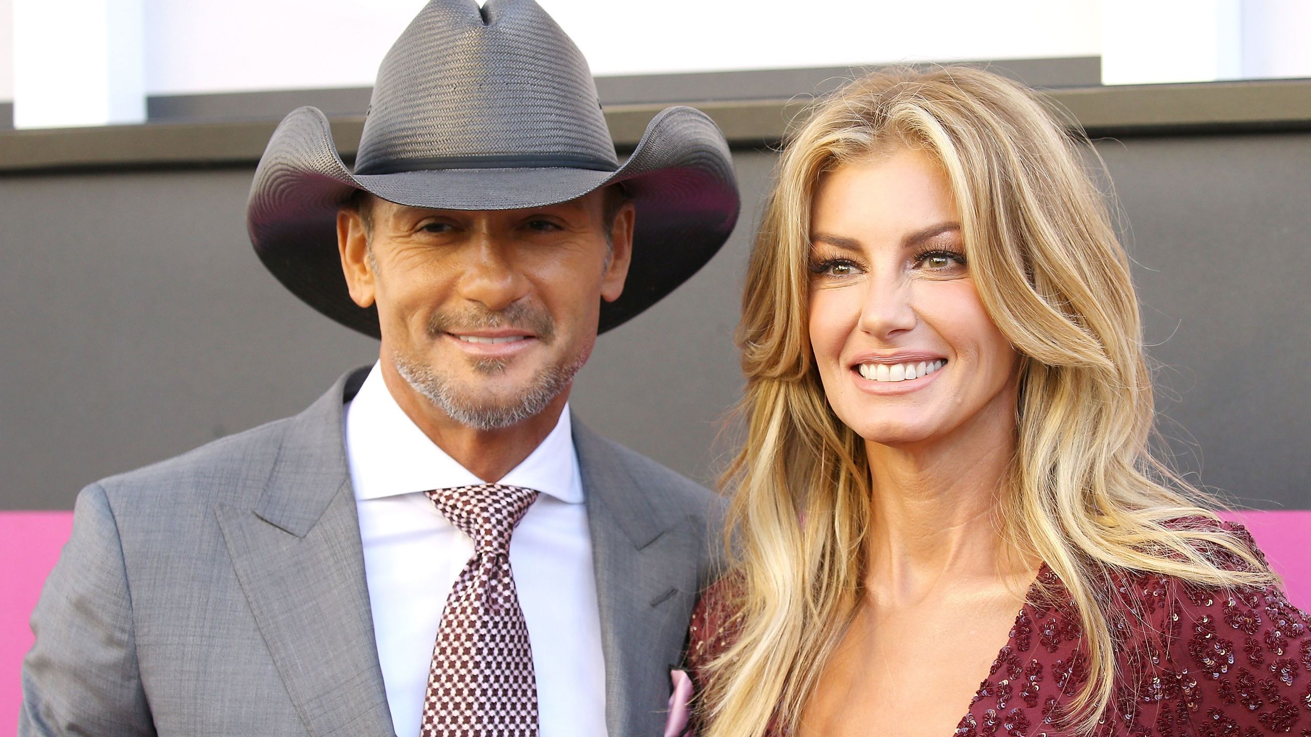 Inside Faith Hill & Tim McGraw’s Calm Blue-White Living Room