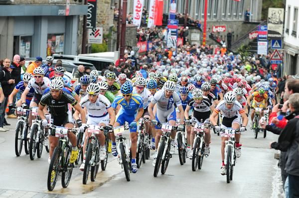 Men's start through the main streets in Houffalize.
