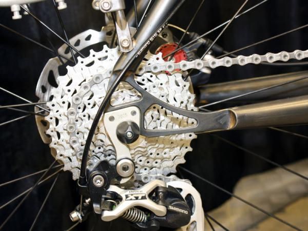 The beefy dropout includes a replaceable hanger.