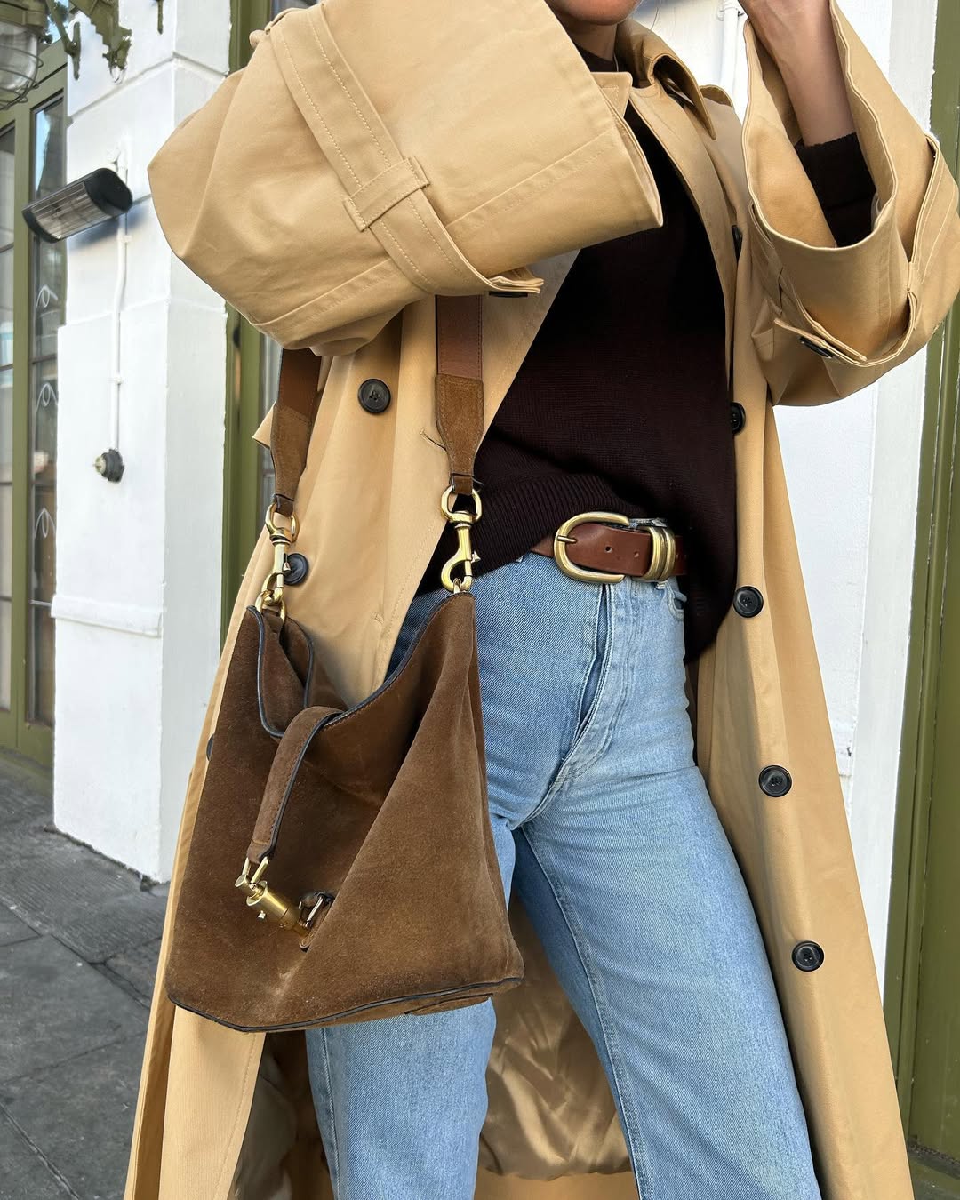 woman wearing high rise skinny jeans and belt