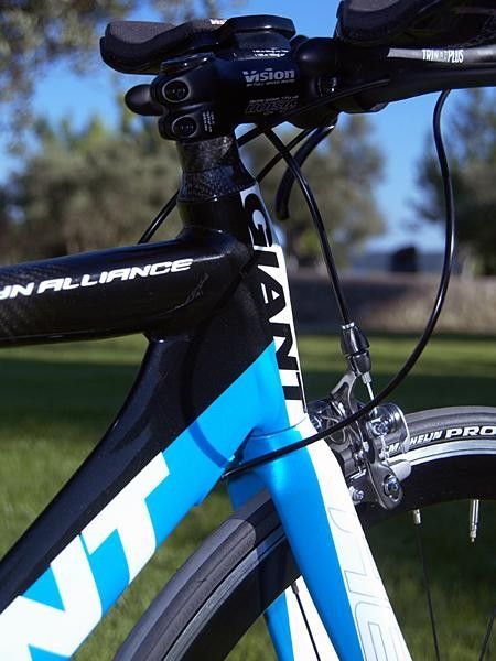 The Aeryn Alliance uses an aluminum lower half paired with a carbon fiber top half for reduced cost, better stiffness and good ride quality.