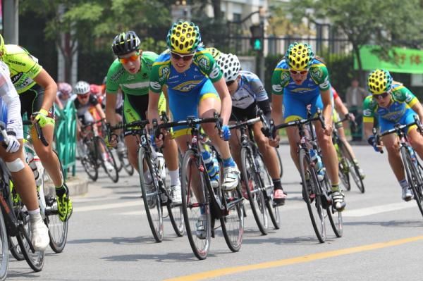 The AA Drink team move forwards in the fast bunch, ready for the intermediate sprint