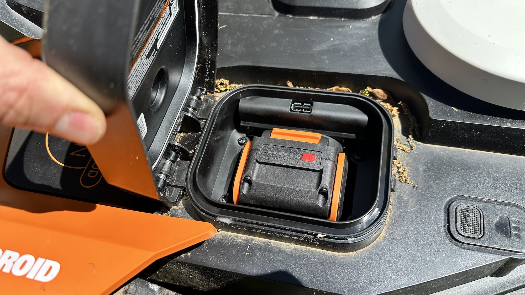 Worx Landroid Vision Cloud battery compartment