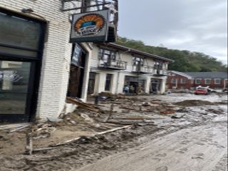 El huracán Helene destruyó la tienda de bicicletas On Your Bike en Marshall, Carolina del Norte