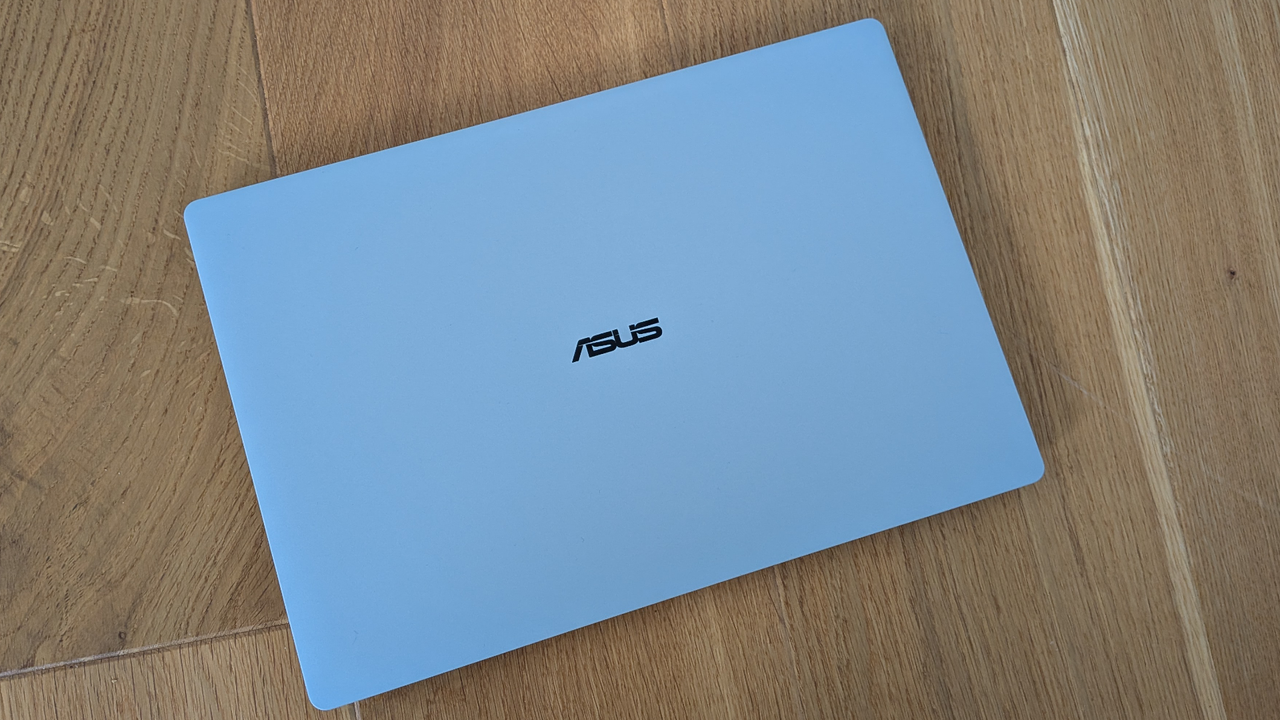 The Asus ExpertBook Ultra on a desk