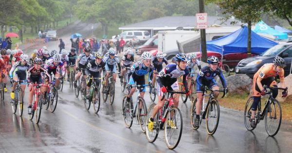 Women's start is a downpour led by Sally Annis and Rebecca Wellons