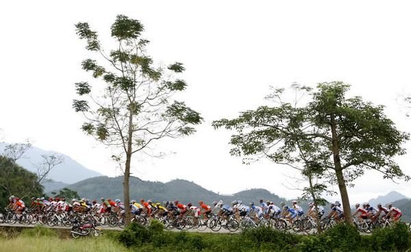 The peloton passes over 167.5km of course en route to Wuzhishan.