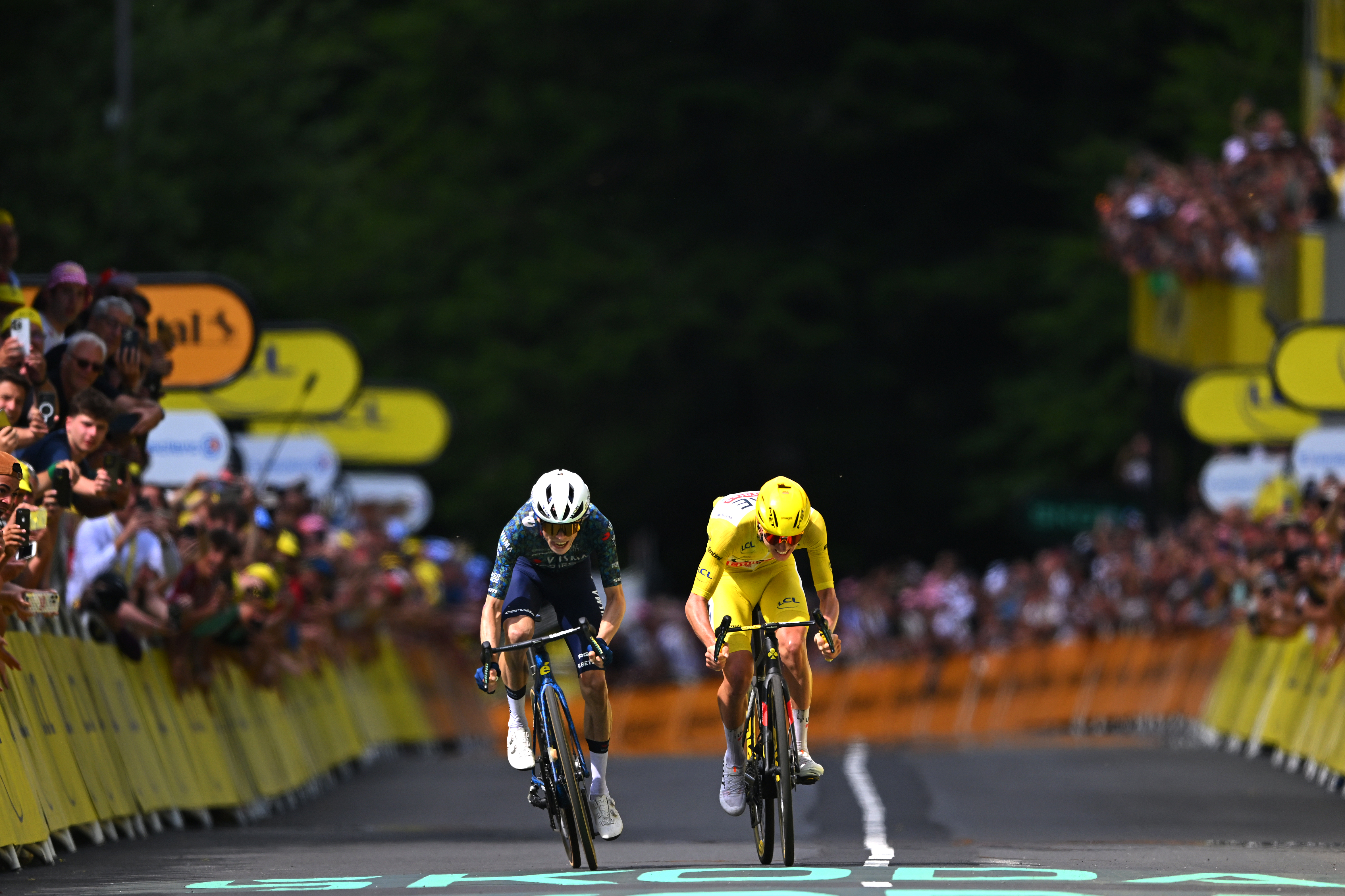 LE-LIORAN, FRANCE - JULY 10: (L-R) Jonas Vingegaard Hansen of Denmark and Team Visma | Lease a Bike and Tadej Pogacar of Slovenia and UAE Team Emirates - Yellow Leader Jersey sprint at finish line to win the stage during the 111th Tour de France 2024, Stage 11 a 211km stage from Evaux-les-Bains to Le Lioran (1239m) / #UCIWT / on July 10, 2024 in Le Lioran, France. (Photo by Dario Belingheri/Getty Images)