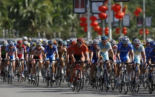 The peloton rolls out of Sanya at the start of the stage.