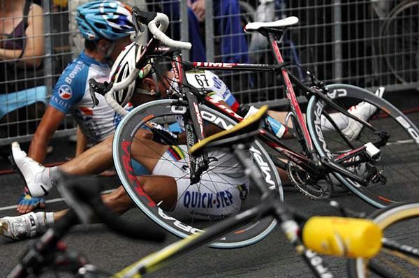 Paolo Bettini (Quickstep-Innergetic) hits the ground.