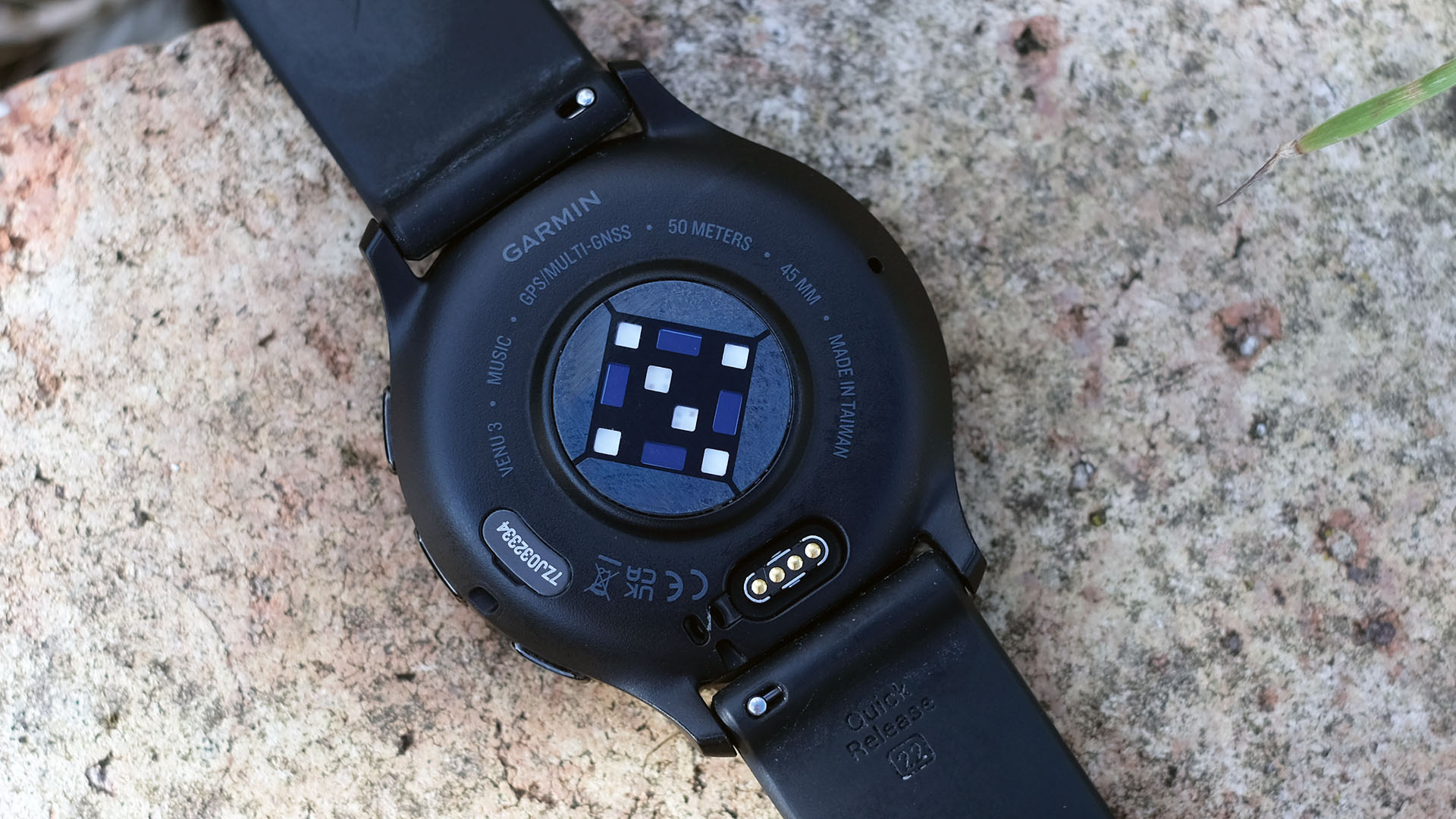 Garmin Venu 3, a close-up picture of the sensor