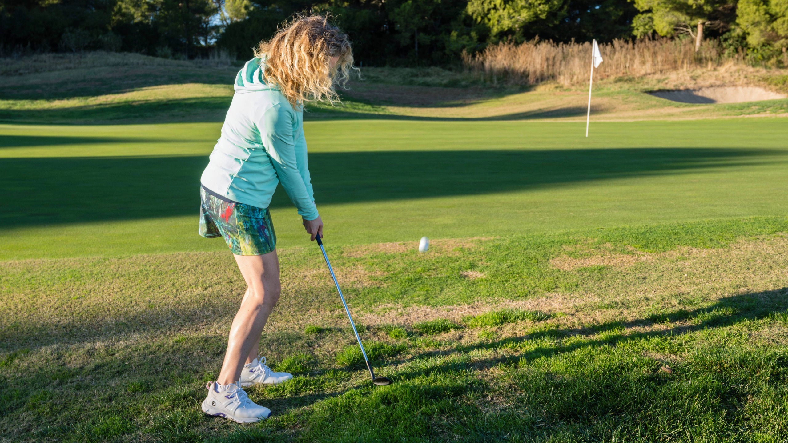 Katie Dawkins hitting a chip shot