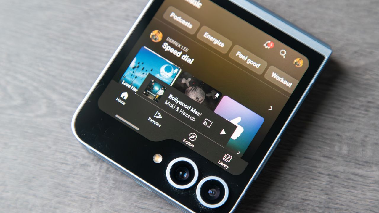 YouTube Music on the Galaxy Z Flip 6 cover screen