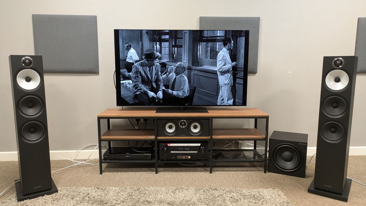 12 Angry Men (1957) 4k blu-ray on lg g6 showing juror sat on table talking to 2 other jurors