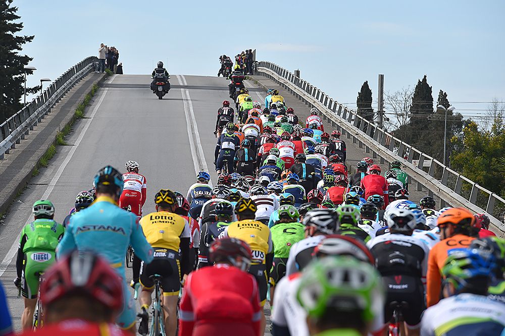The peloton lined out in Tirreno-Adriatico