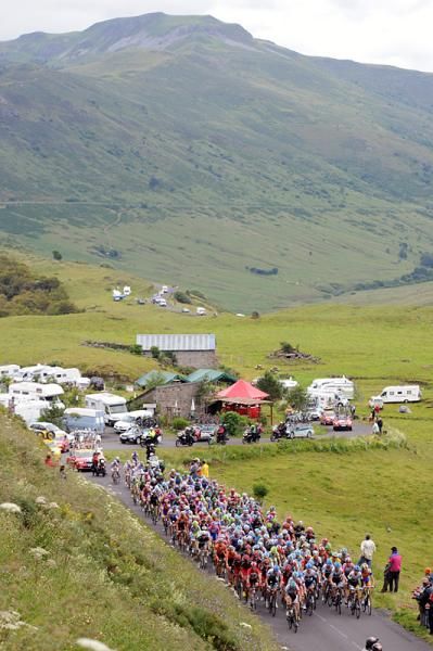 The peloton makes its way from Issoire to Saint-Flour in the Tour's ninth stage.