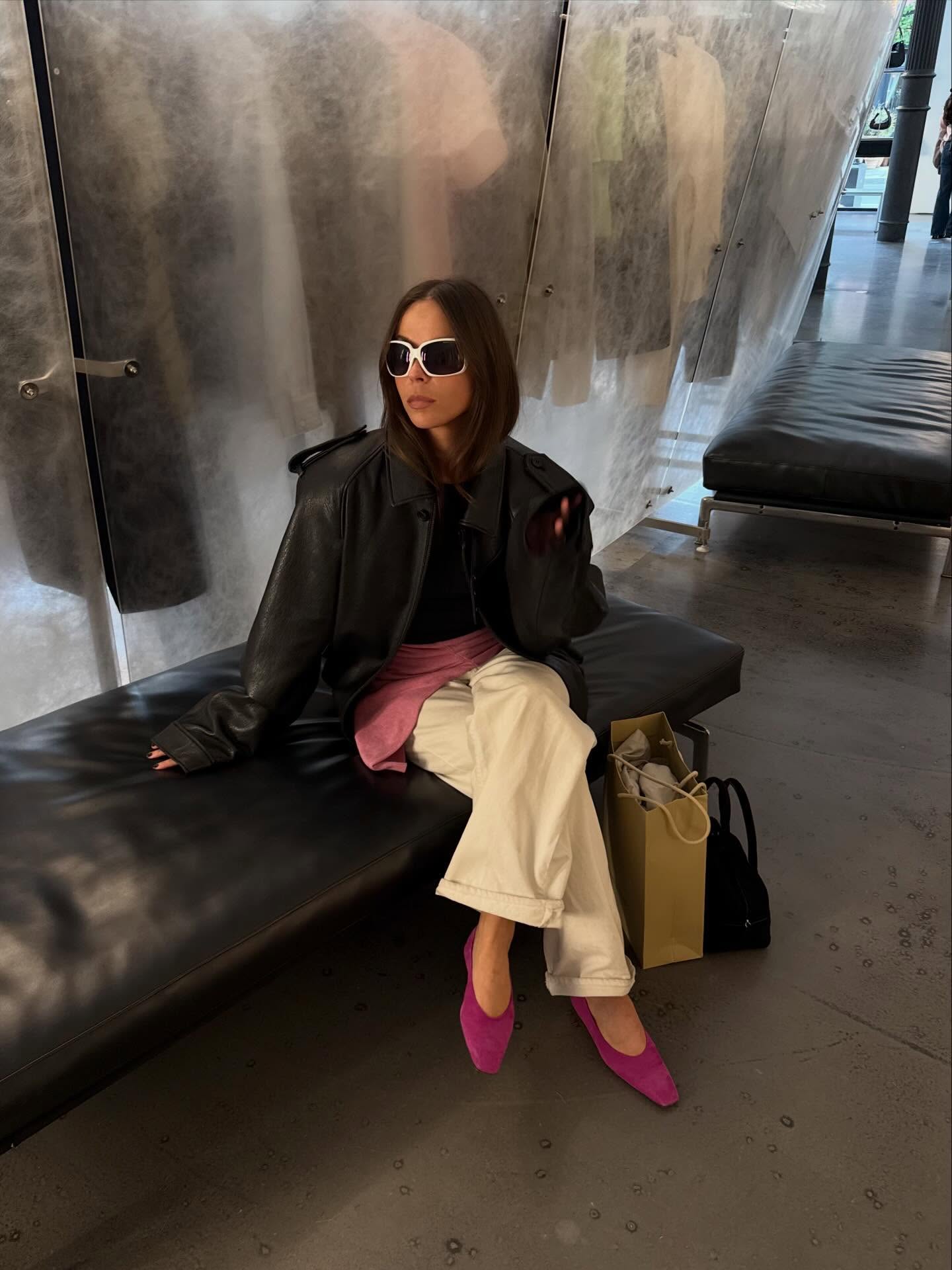 A woman wearing non black ballet flats outfit summer 2026.