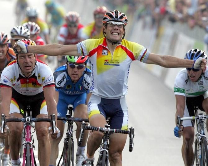 2004 Worlds: He did it again...Oscar Freire (Spain) wins the rainbow jersey for the third time in his career