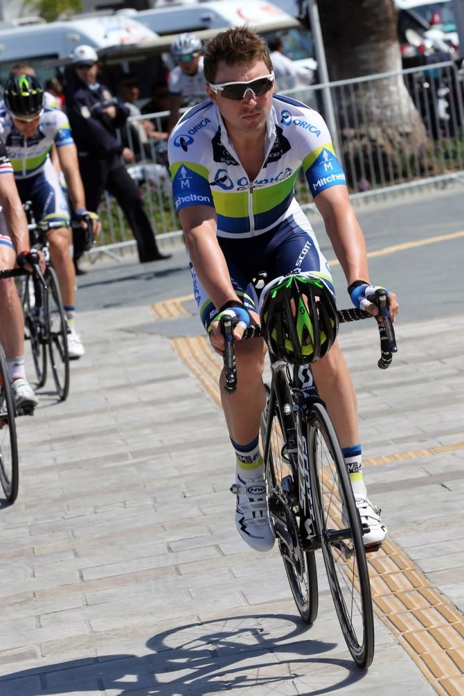 Howard rides to the start of stage 6