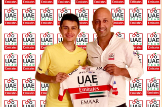 Ardila with UAE manager Matxin Joxean after signing with the team