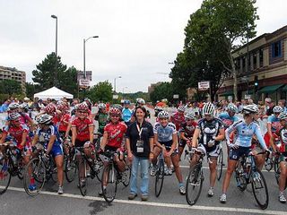 The women line up for the Tour of Missouri Crit with Amy McMinn.