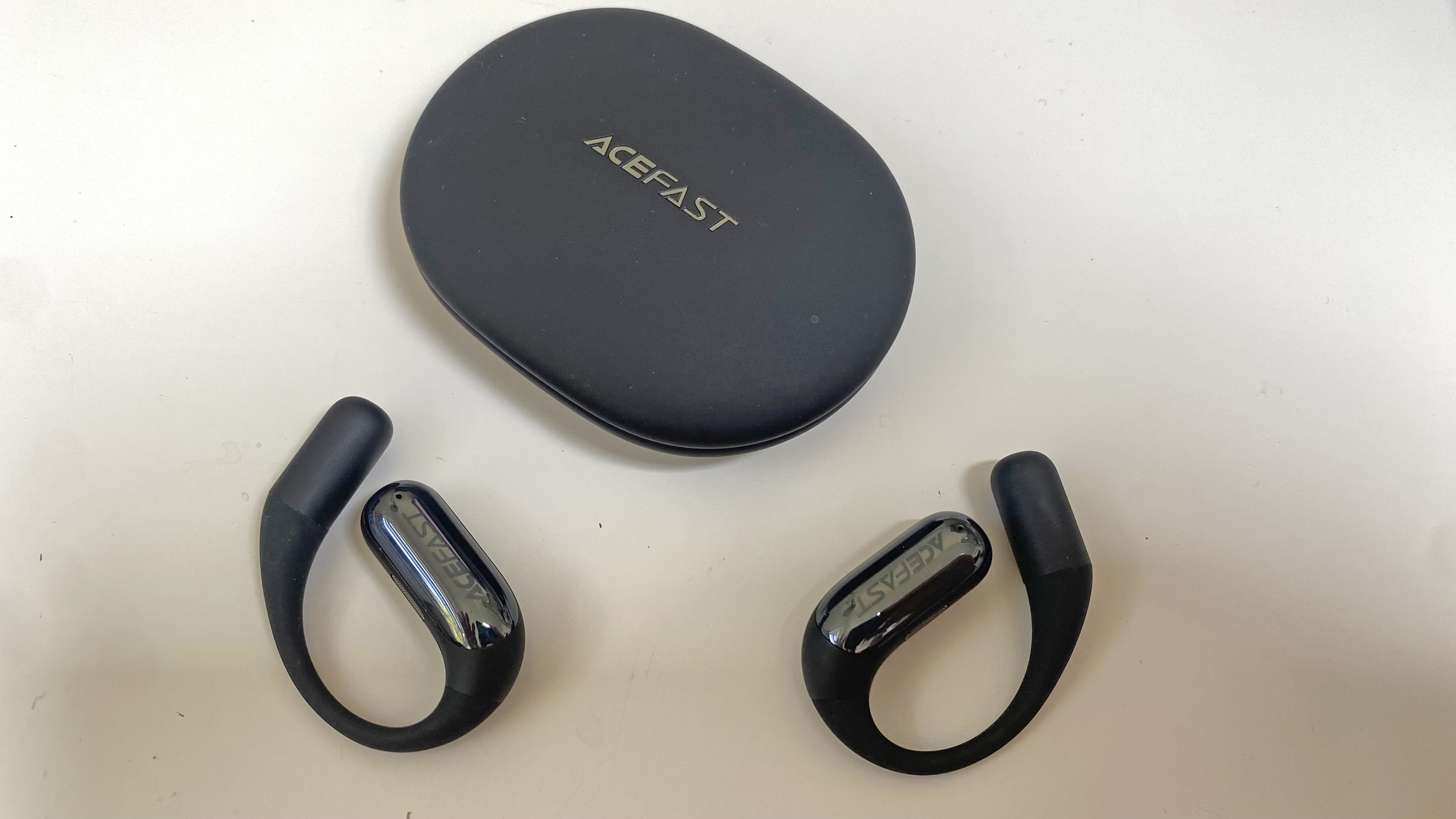 The AceFast AceFit Earbuds and charging case