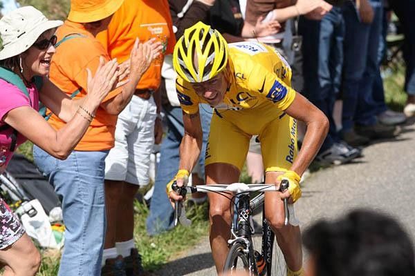 Michael Rasmussen (Rabobank) has to dig deep to be able to hold Contador's wheel.