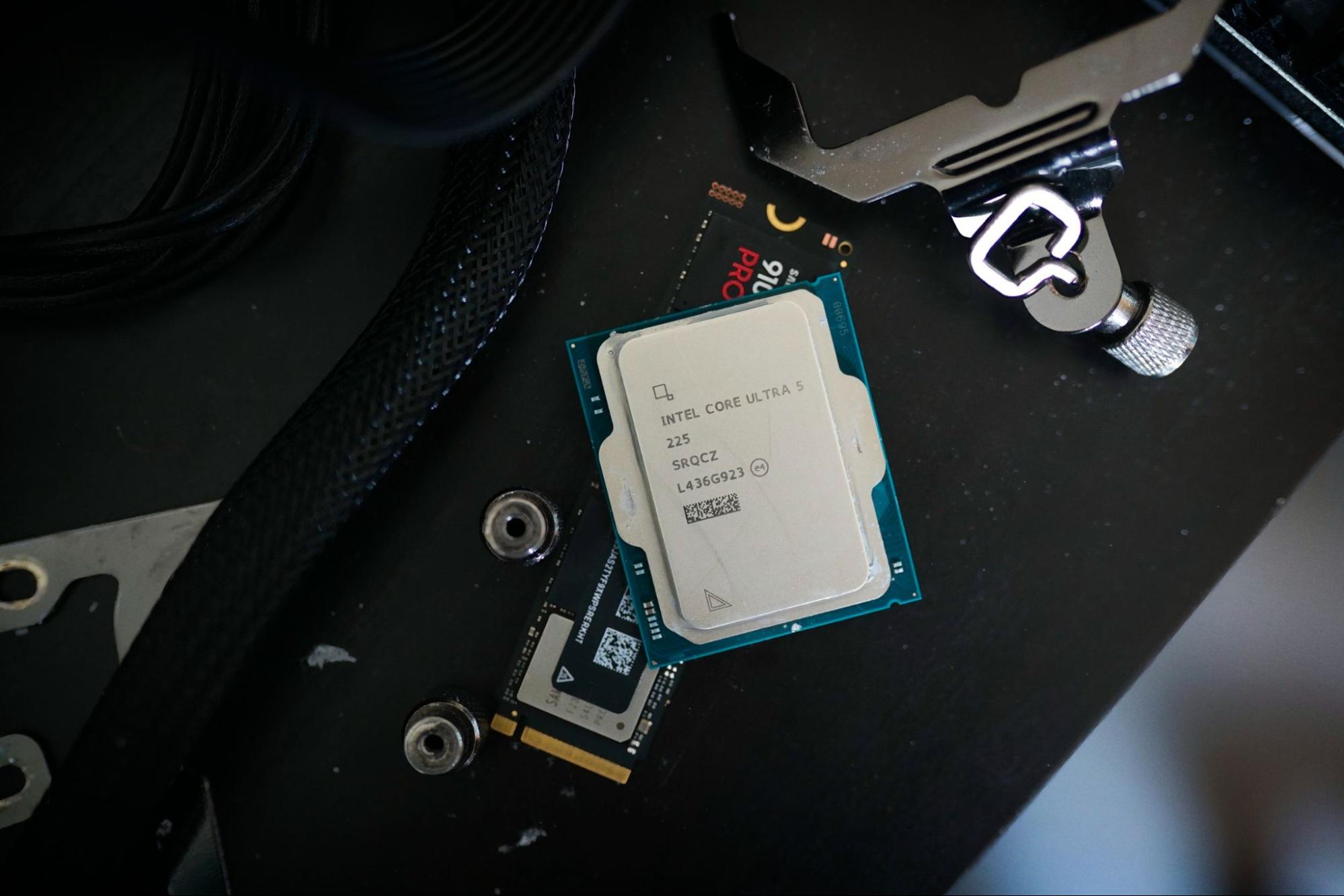 Intel Core Ultra 5 225