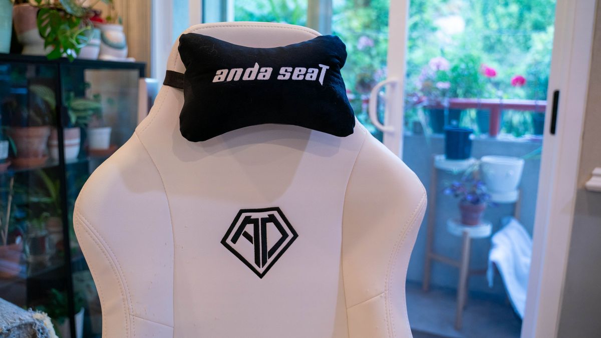 AndaSeat Phantom 3 in my living room