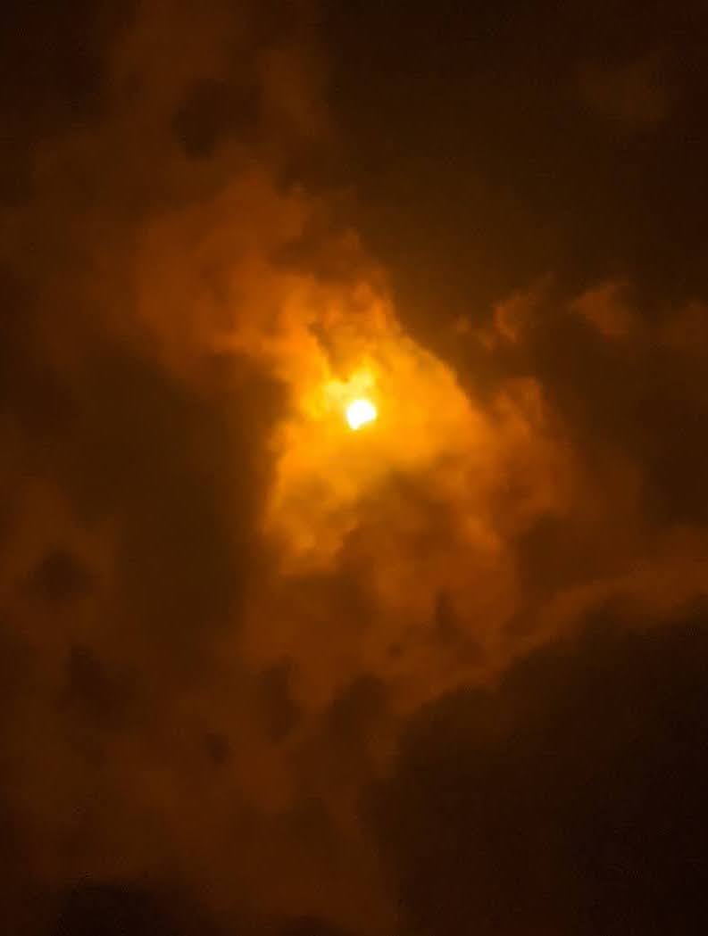 Una fase parcial del eclipse solar total de 2024 visto desde Hamilton, Ontario