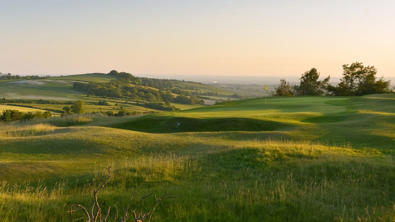 These rolling designs provide a different and visually rewarding test of golf - North Wilts - Hole 6