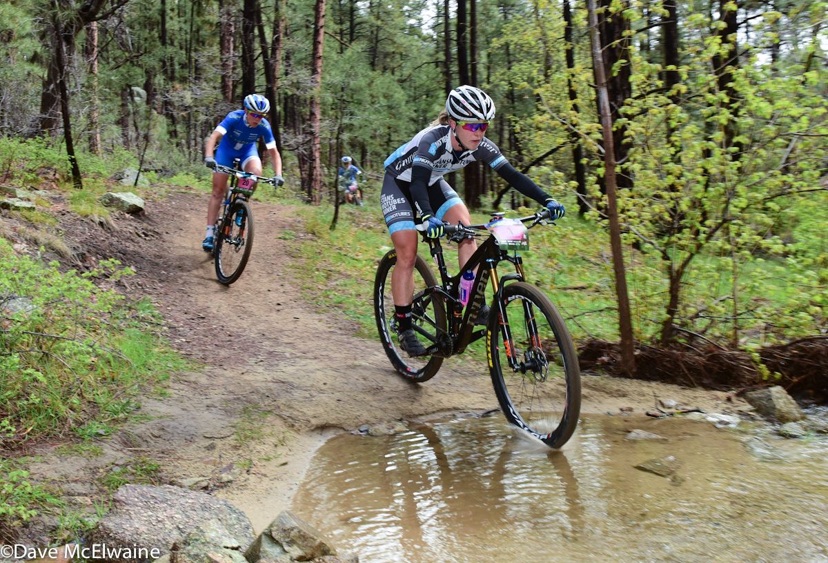 Chloe Woodruff (NoTubes Niner) leads Georgia Gould after ten miles