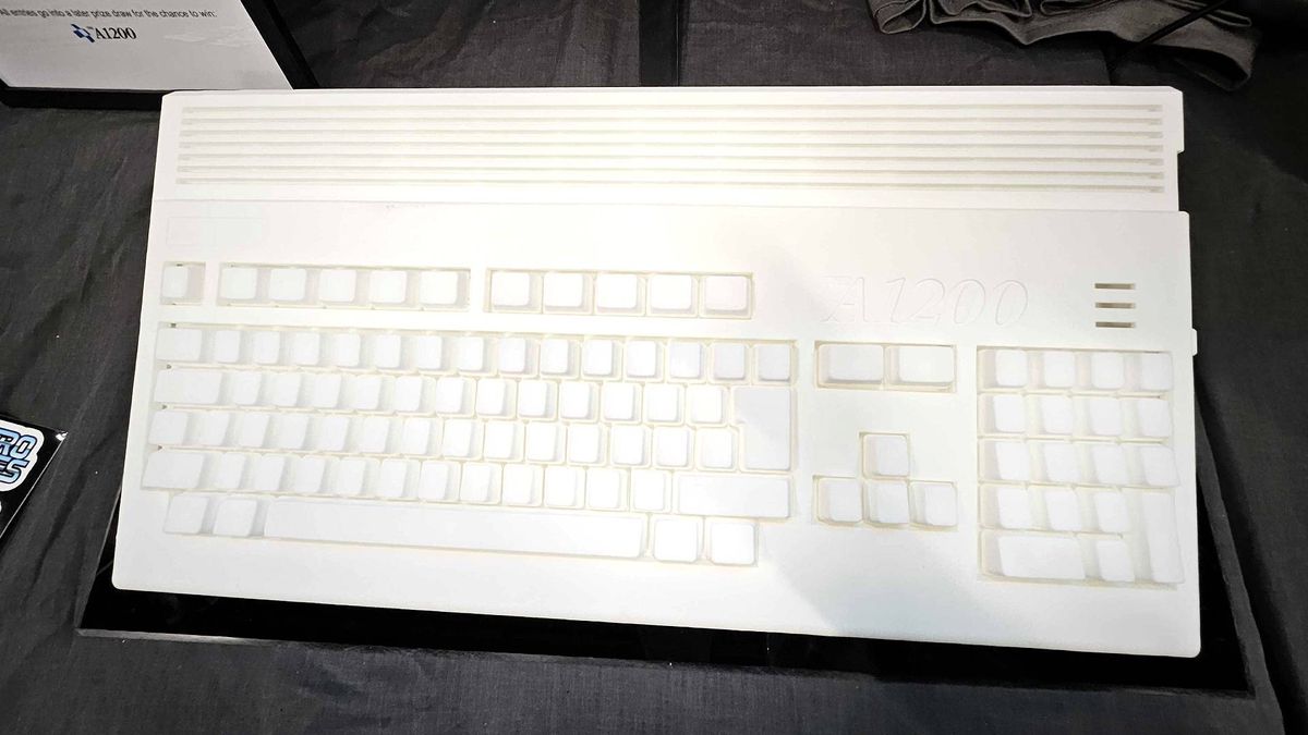 その他 Commodore Amiga A 1200 A full-size Amiga 1200 remake is hiding out at Gamescom, and
