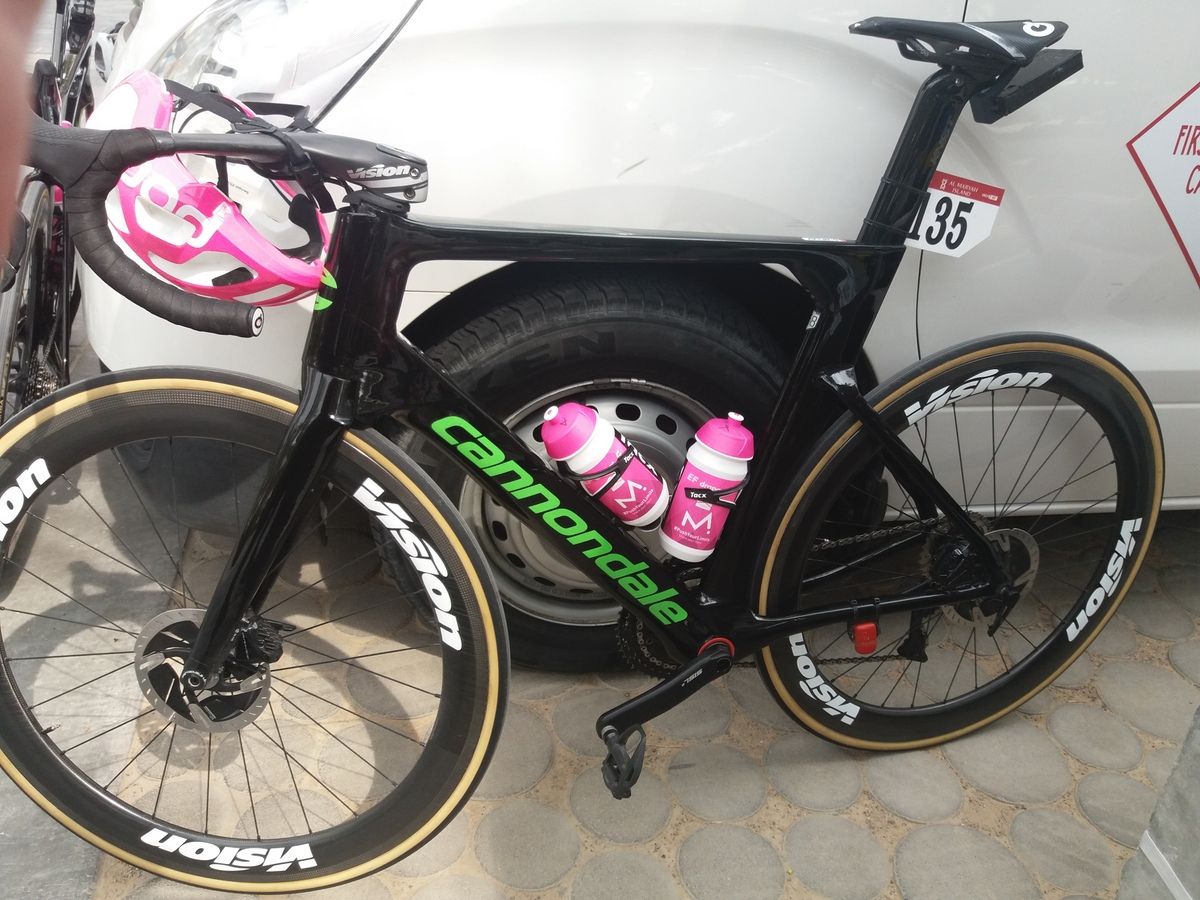 The bike features truncated aero tubing and disc brakes front and rear
