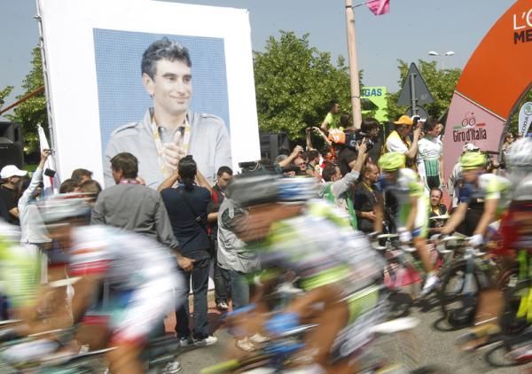 The peloton leave the start
