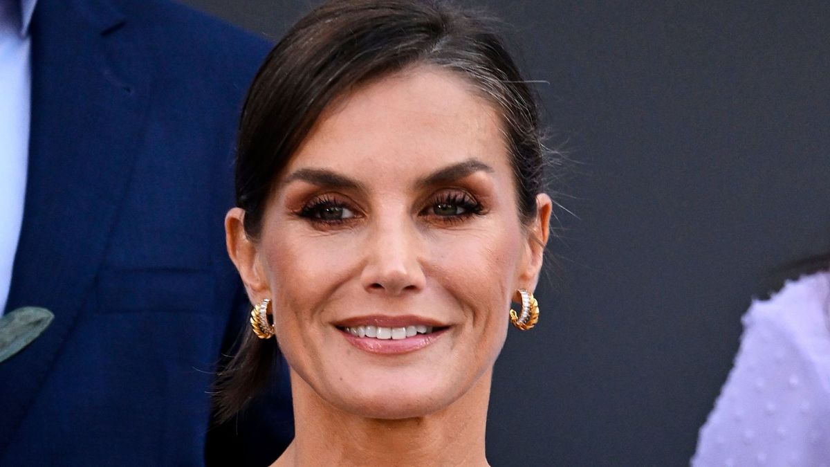 Queen Letizia is totally giving Audrey Hepburn vibes in silver shoes - Vimarsana News