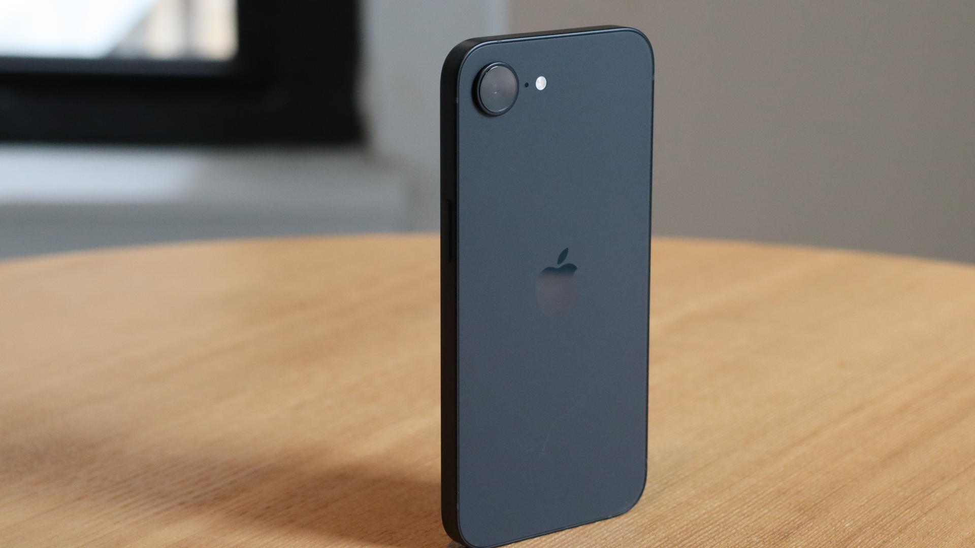 Apple iPhone 16e REVIEW