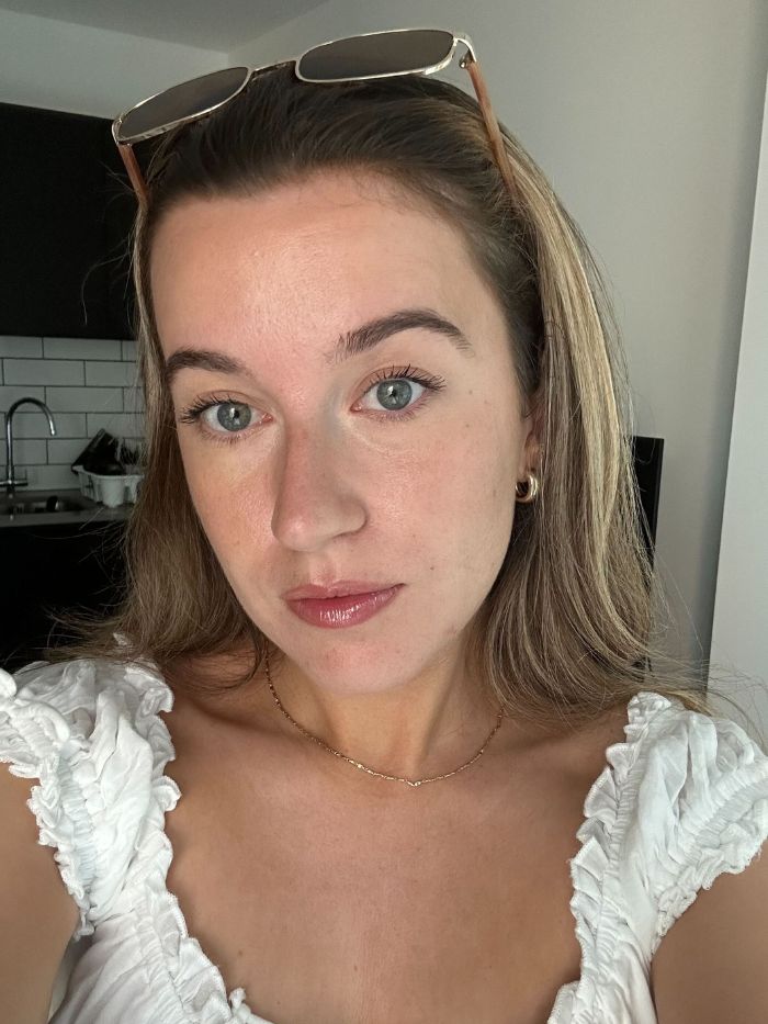Młodsza redaktorka działu urody, Grace Lindsay, testuje krem nawilżający Clinique Moisture Surge Sheertint Hydrator SPF 25