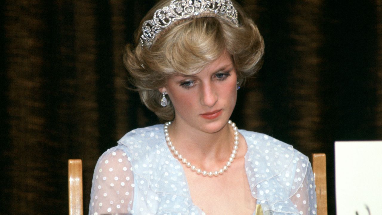 Photo of Princess Diana - Princess Diana At A Banquet In New Zealand Wearing A Blue Chiffon Evening Dress Designed By Fashion Designers David And Elizabeth Emanuel