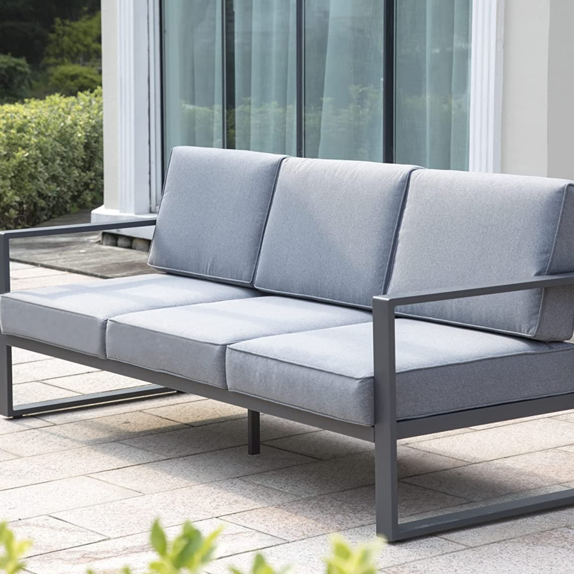 Sofa luar ruangan di teras.