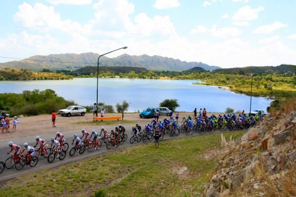 The peloton on stage 7 of the Tour de San Luis.