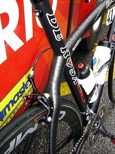 The integrated seatmast is capped with a unique binder mechanism for the abbreviated seatpost.