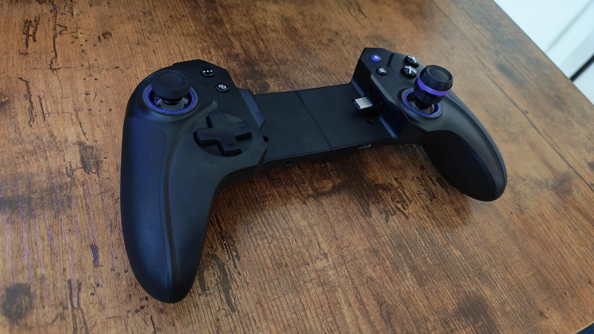 An ELO Vagabond review image showing the controller lying on a wooden desktop