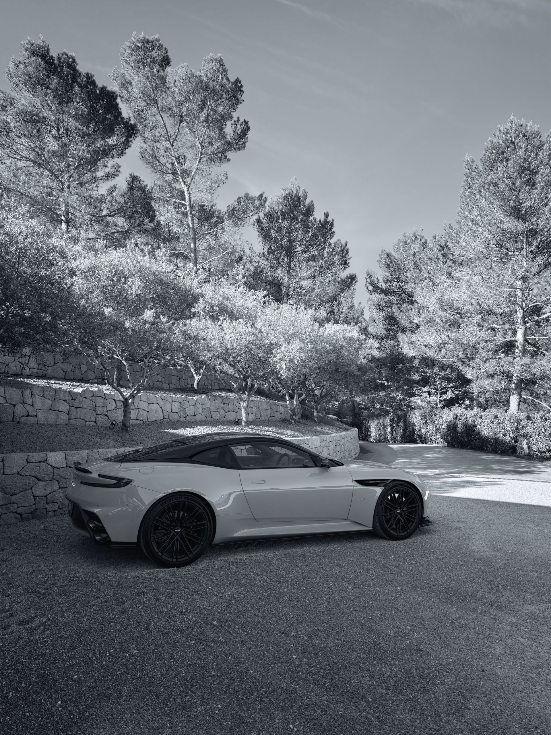 Aston Martin DB12 S