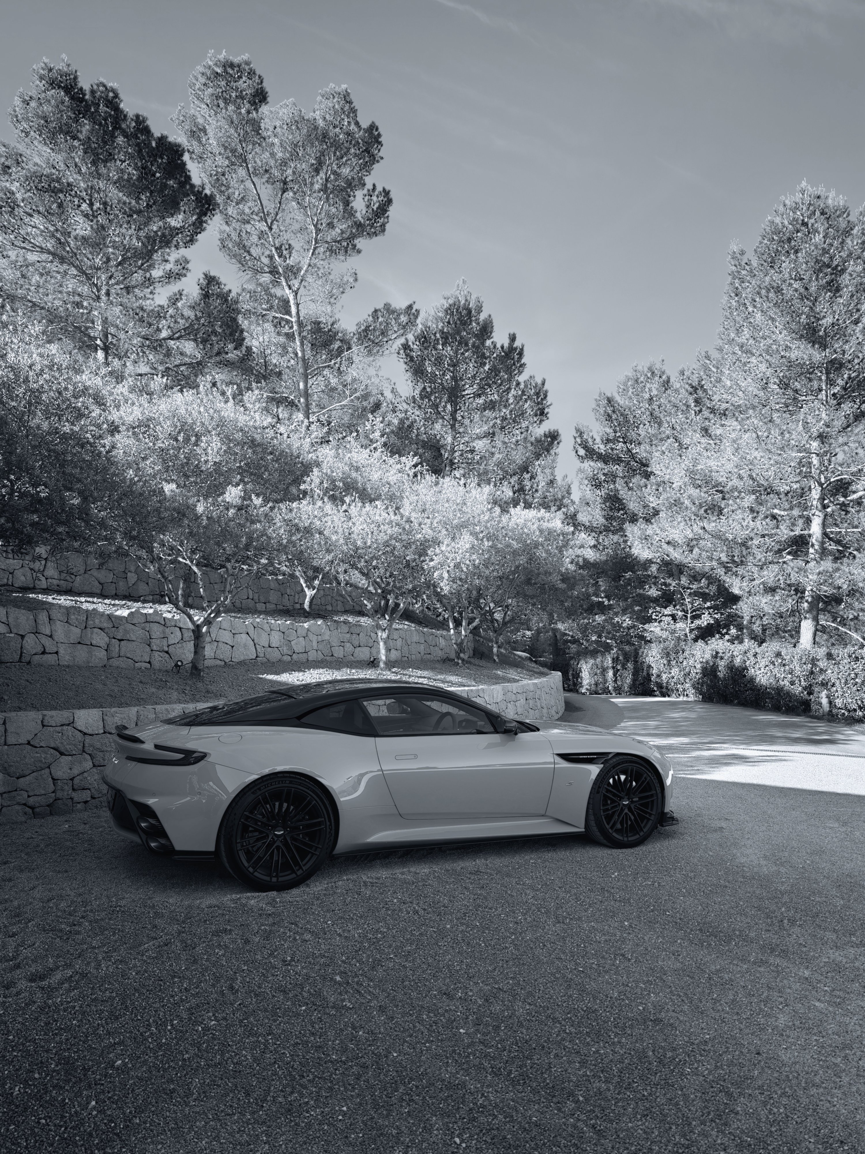 Aston Martin DB12 S